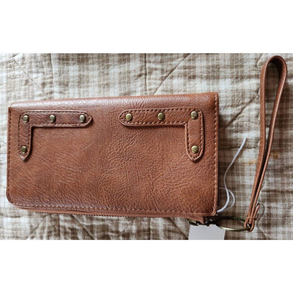 Womens tan/brown wallet zip closure several pockets